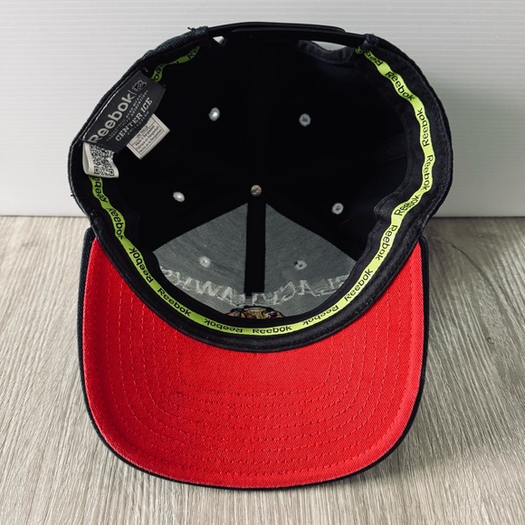 Reebok Center Ice Collection Chicago Blackhawks Flat Brim SnapBack Hat - Picture 6 of 8